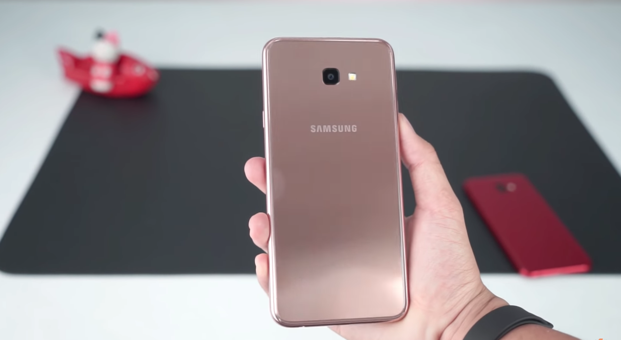 Smartphone Samsung Galaxy J4 +: fordele og ulemper